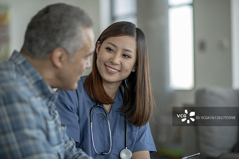 居家护理护士与病人交谈图片素材