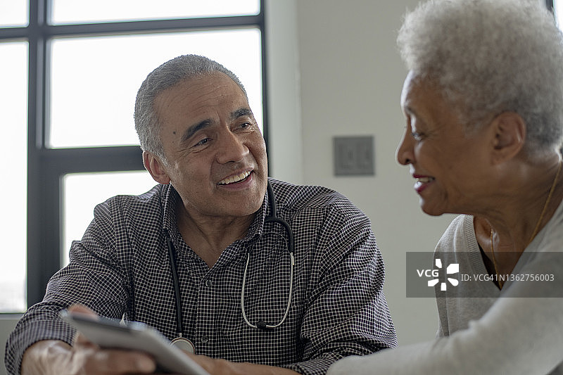 医生上门问诊图片素材