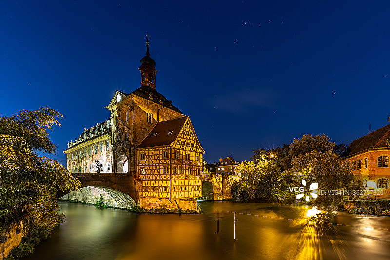 蓝色时分的班贝克老市政厅（德国巴伐利亚州）图片素材