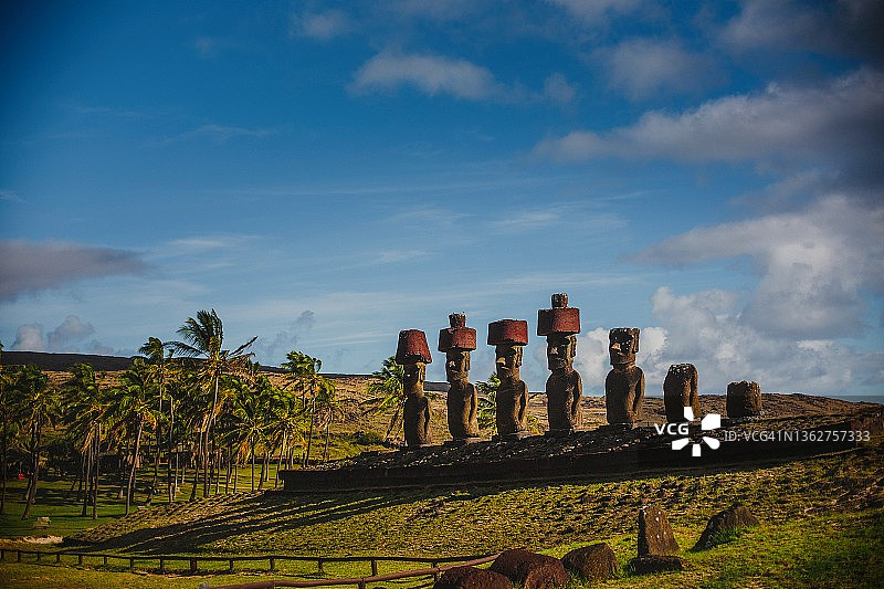 智利复活节岛上的摩艾石像剪影图片素材