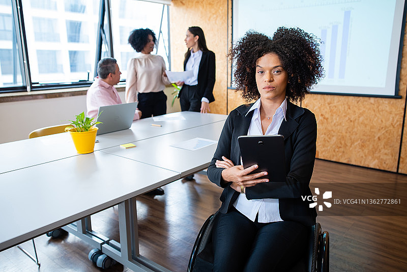 轮椅女商人 - 社会包容性图片素材