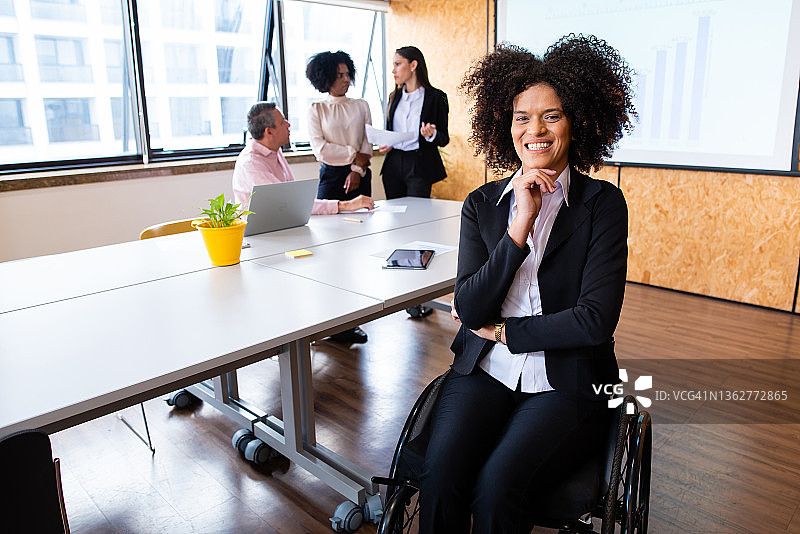 轮椅女商人 - 社会包容性图片素材