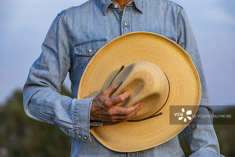 戴着牛仔帽的年长男人图片素材
