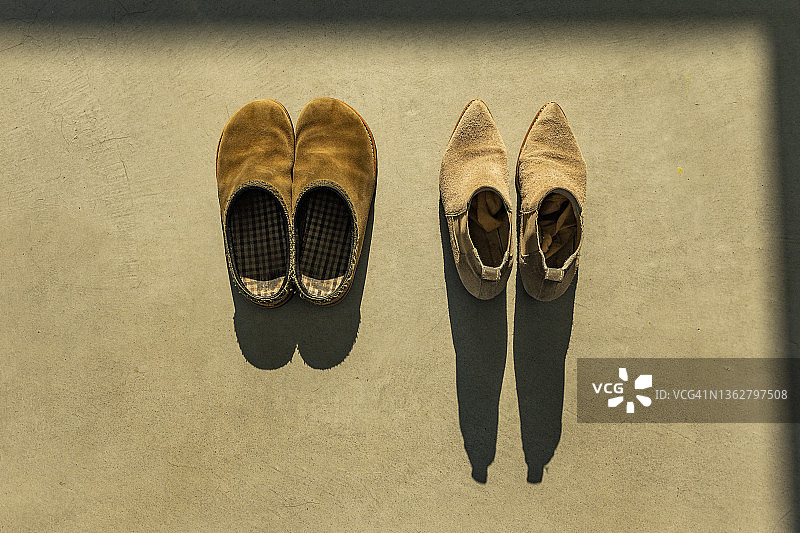 晨曦下的两双鞋图片素材