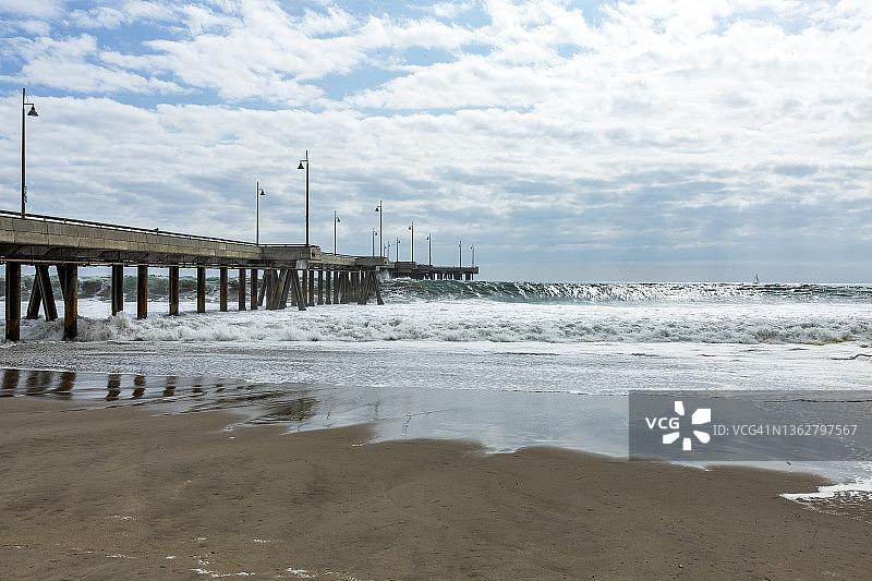 美国加利福尼亚州威尼斯码头下的波浪图片素材