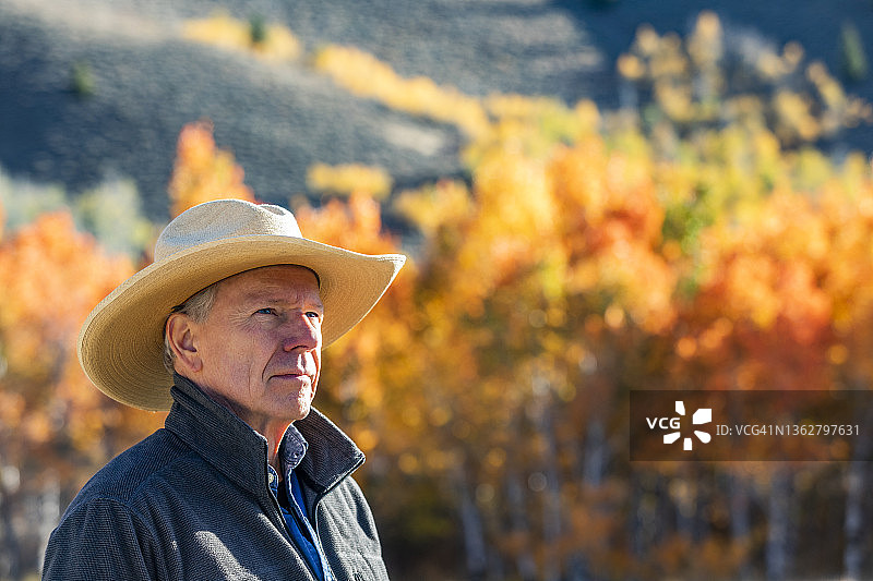 戴牛仔帽的男子的肖像图片素材