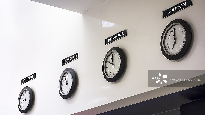 墙上的一排时区时钟图片素材