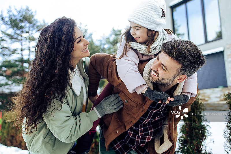 一家人在山区度假时玩得很开心图片素材