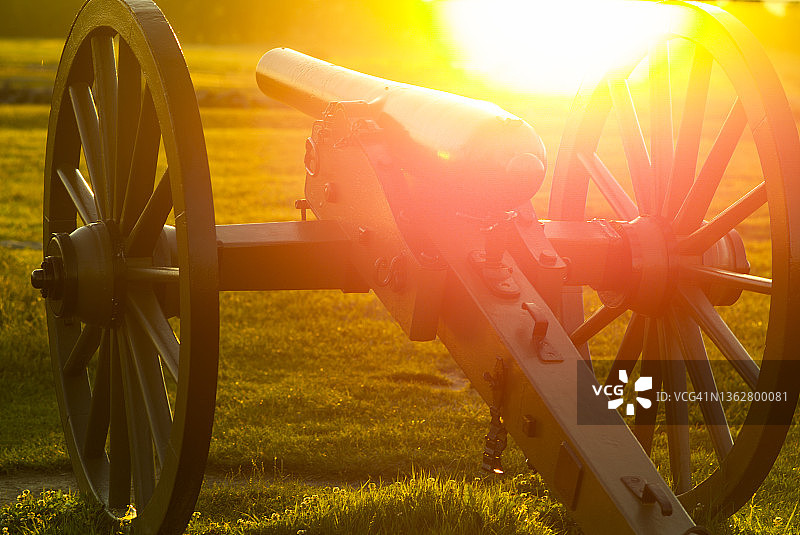 美国宾夕法尼亚州葛底斯堡国家军事公园日落时分的战争大炮图片素材