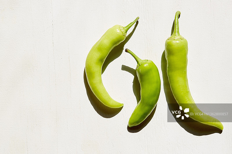 三个香蕉辣椒影棚照图片素材