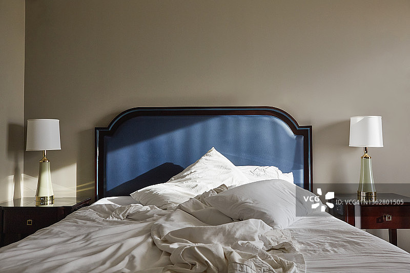 酒店房间内的床图片素材