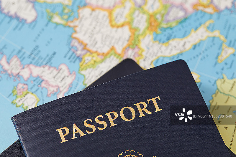 地图上的护照特写图片素材
