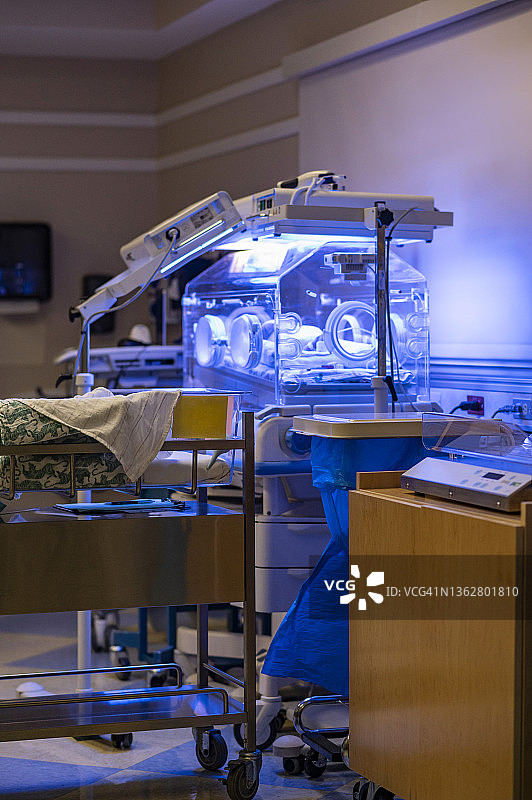 医院里的新生儿保育箱图片素材