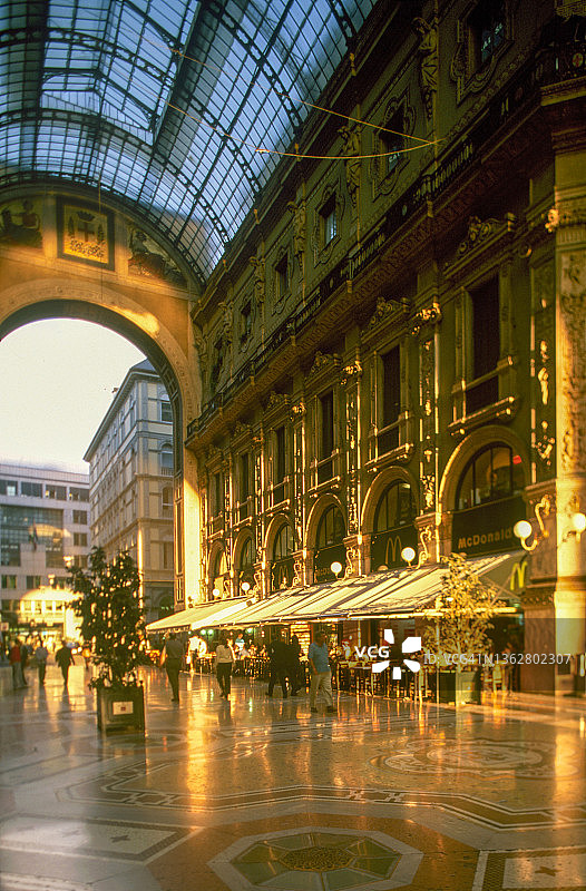 意大利米兰埃马努埃莱二世长廊的奢侈品商店图片素材