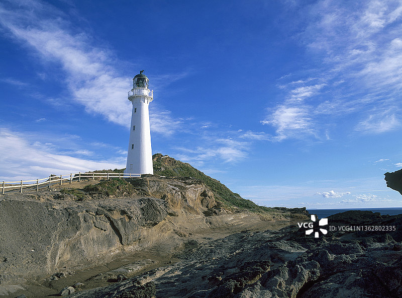 新西兰怀拉拉帕地区卡斯尔波因特灯塔，蓝天背景图片素材
