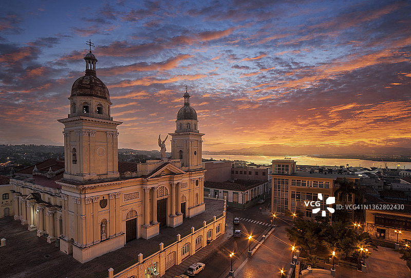 古巴圣地亚哥日落时分的大教堂图片素材