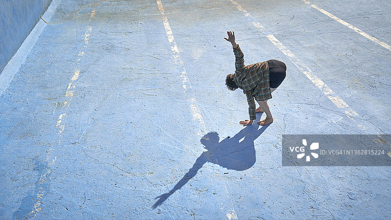 站立伸展的年轻女人图片素材