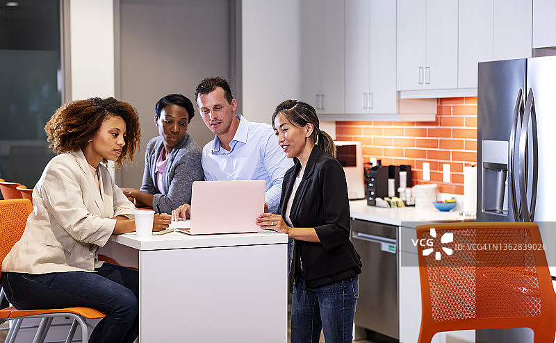 在休息室用笔记本电脑工作的商务人士图片素材