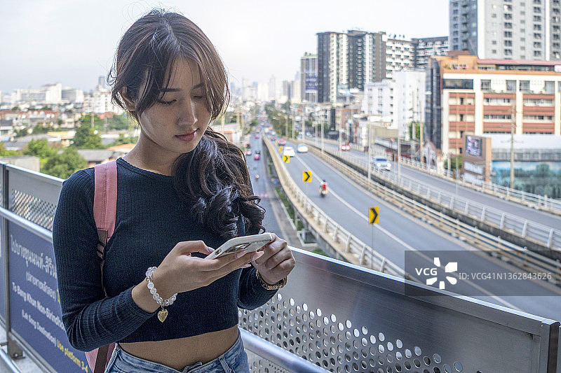 在城市里玩手机图片素材