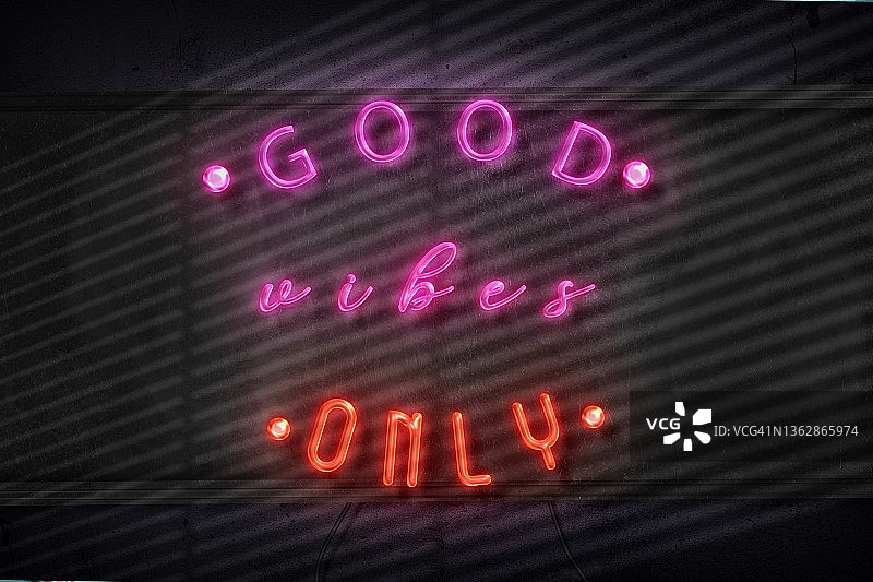 霓虹灯下的美好氛围图片素材