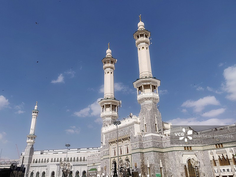 蓝天下的麦加大清真寺图片素材