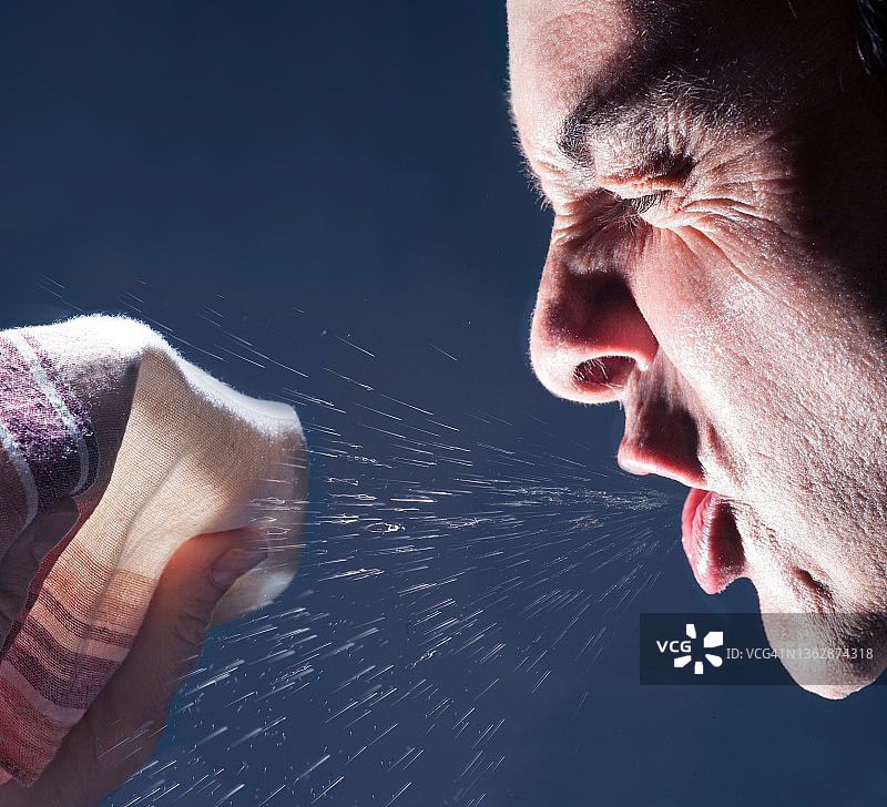 打喷嚏的男人图片素材