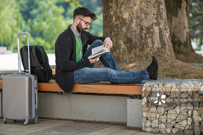 阅读书籍的年轻男人图片素材