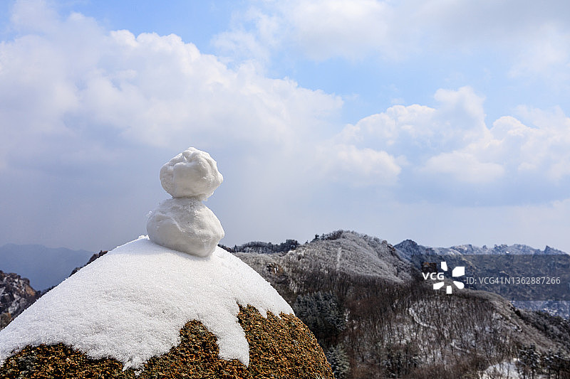 雪中的韩国俗离山冬季景观图片素材