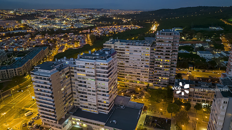 葡萄牙里斯本夜间城市景观和河流，Restelo和Belem地区图片素材