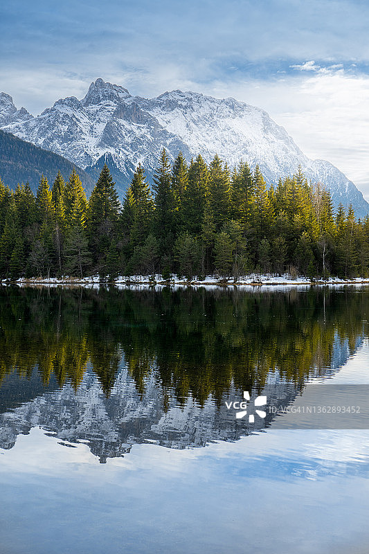 克吕恩附近伊萨尔水库的岛屿倒影，背景是卡文德尔山脉图片素材