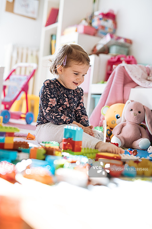 小女孩玩玩具图片素材