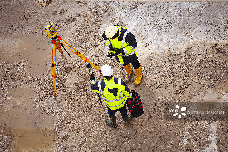 建筑工地上的测量员图片素材