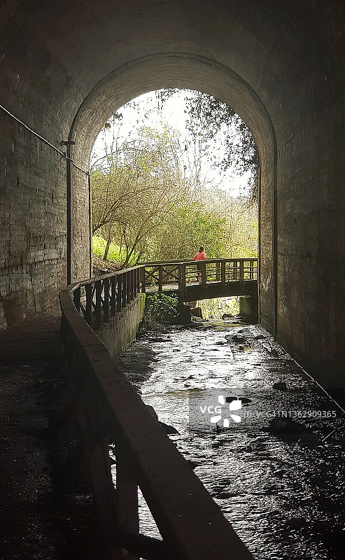 隧道尽头的曙光图片素材