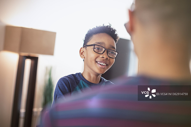 微笑的儿子与父亲交谈图片素材