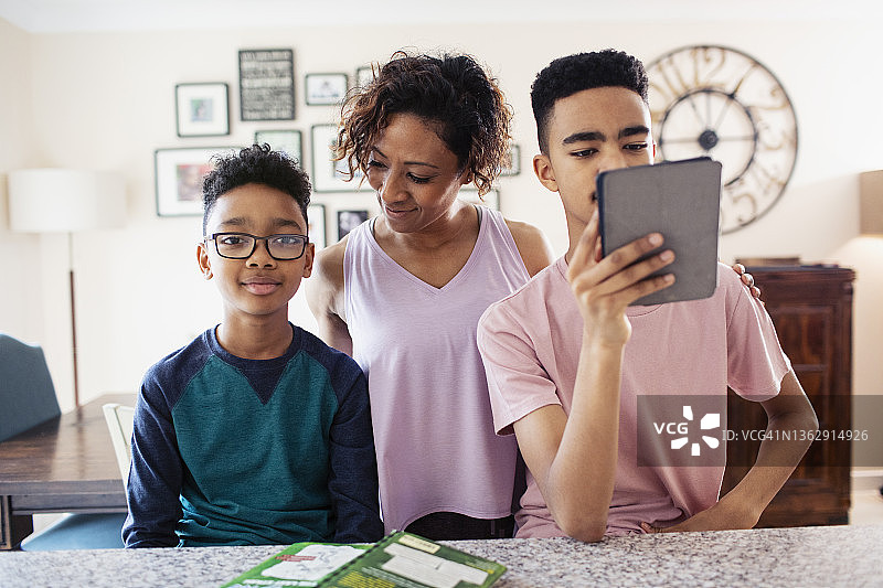 母子在家中图片素材