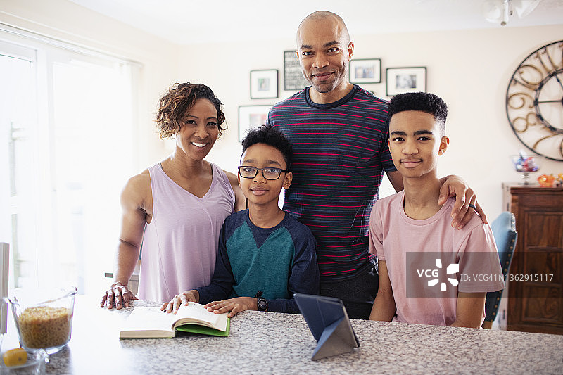 厨房里微笑的一家人图片素材