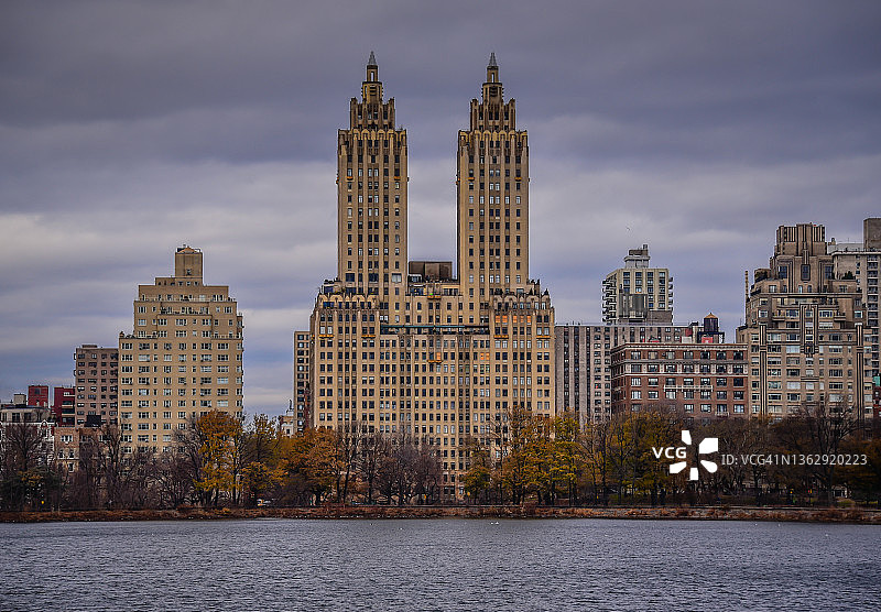 中央公园的杰奎琳·肯尼迪·奥纳西斯水库，纽约曼哈顿图片素材