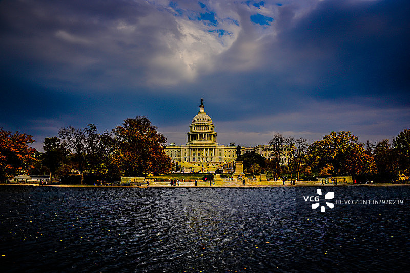 秋季的美国国会大厦和倒影池，华盛顿哥伦比亚特区的尤利西斯·格兰特纪念馆图片素材