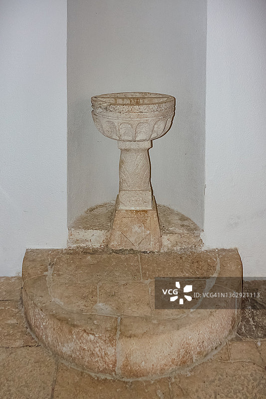 克罗地亚布拉奇岛塞尔卡18世纪建造的卡梅尔圣母教堂中的圣水器图片素材