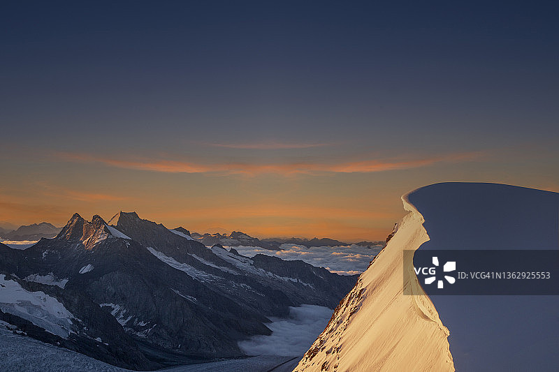 日出时分的雪山顶图片素材