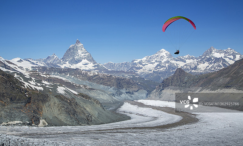 冰川上的滑翔伞图片素材