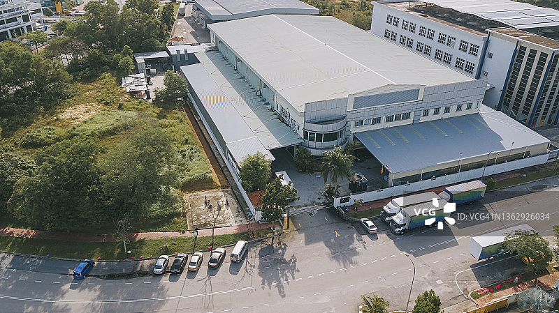 航拍：清晨的工厂仓库物流建筑工业区图片素材