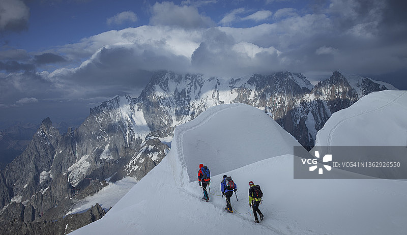 登山者在白雪皑皑的山峰上图片素材
