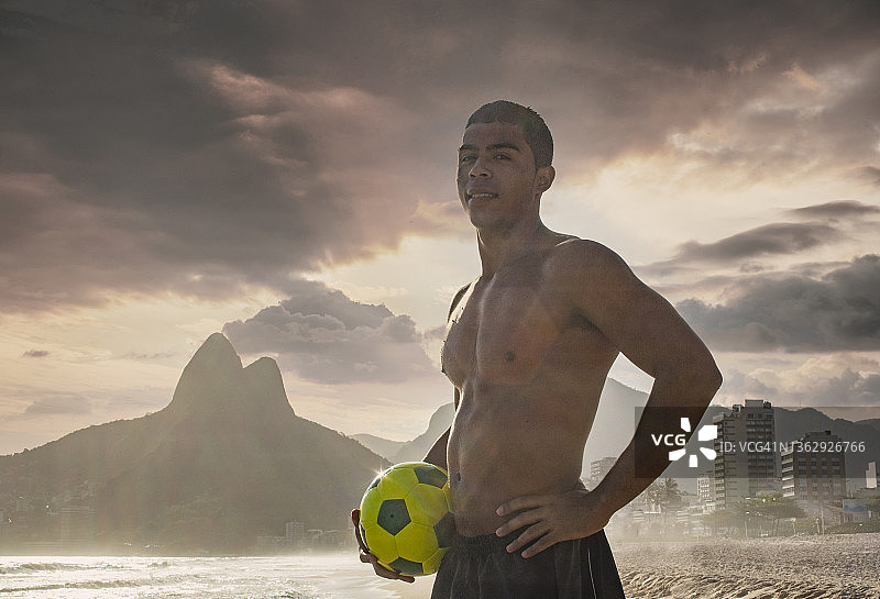 抱着足球的年轻男人图片素材