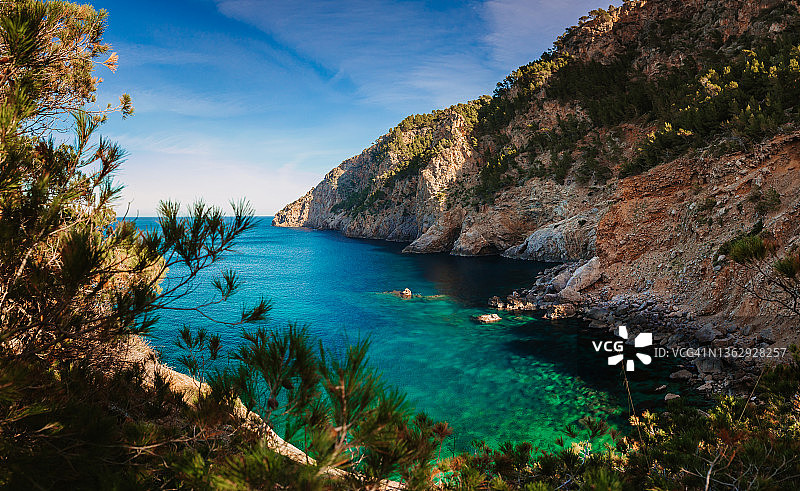 从远足径看到的如画般的岩层和Sa Foradada附近美丽的蓝绿色海湾图片素材