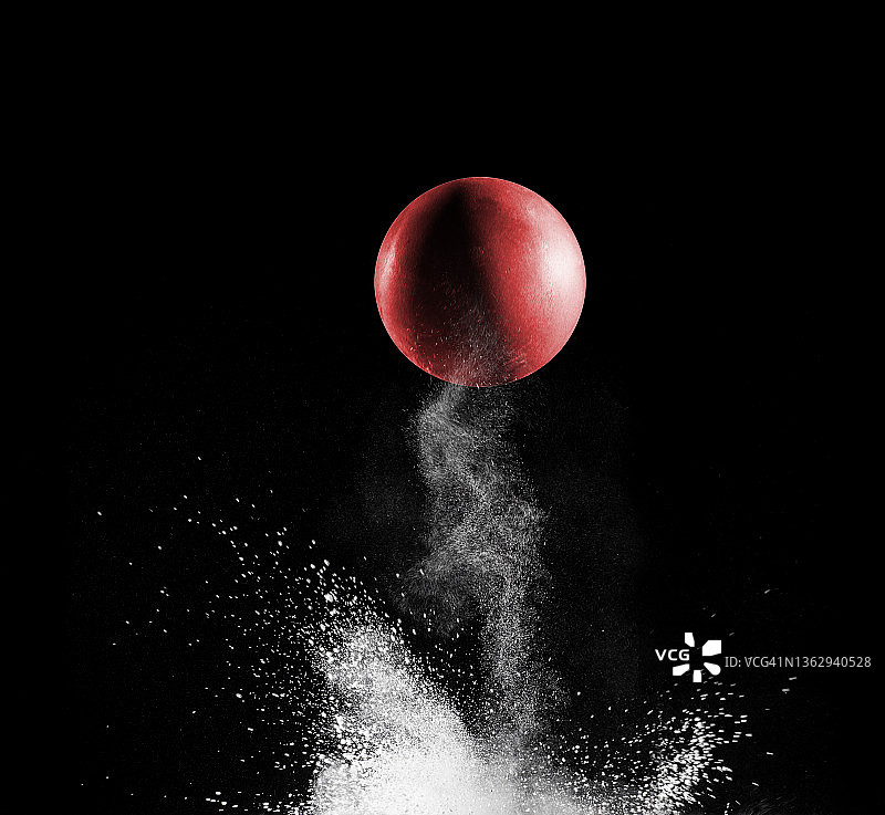 玩具球撞击地面粉末的瞬间图片素材