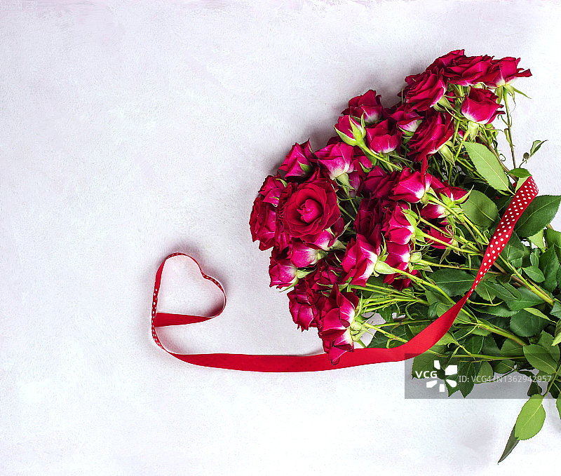 心形红玫瑰与红丝带情人节节日概念图，顶部视角留白图片素材