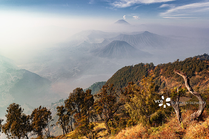 东爪哇布罗莫火山自然风光图片素材