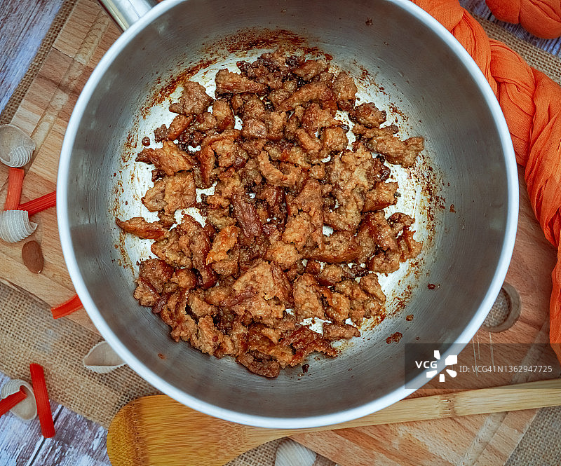 乡村风格的蜂蜜炸肉与木质和橙色混合图片素材