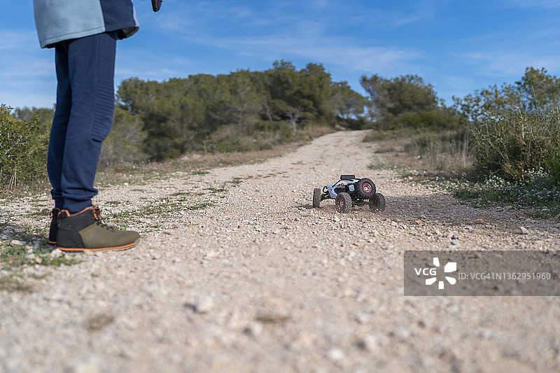 驾驶遥控原型车的儿童背影图片素材